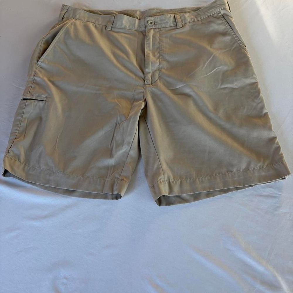 Roundtree & York Performance polyester shorts in tan & cream, size 38